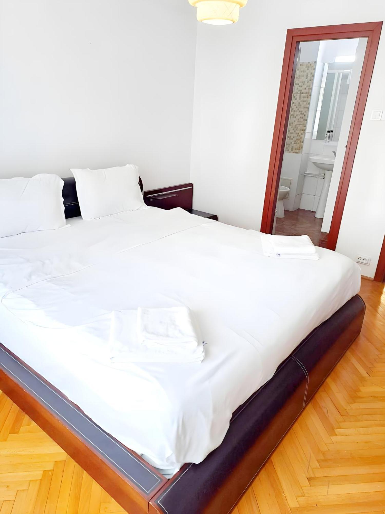 Tranquil Unirii Residence - Elegant & Spacious Living With Parking Steps From Parliament บูคาเรสต์ ภายนอก รูปภาพ